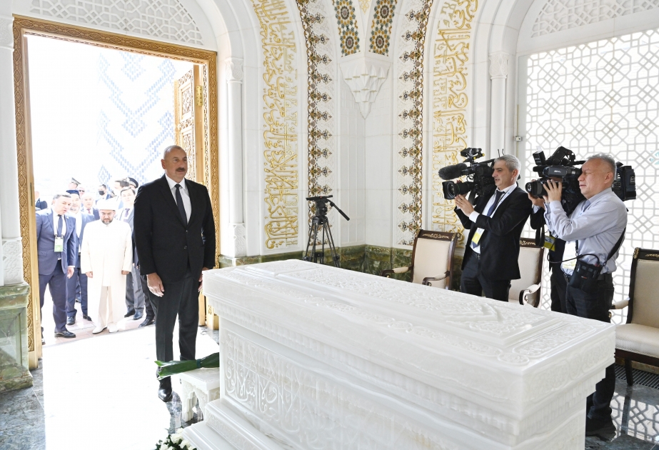 Le président Ilham Aliyev visite le mausolée du premier président ouzbek Islam Karimov VIDEO