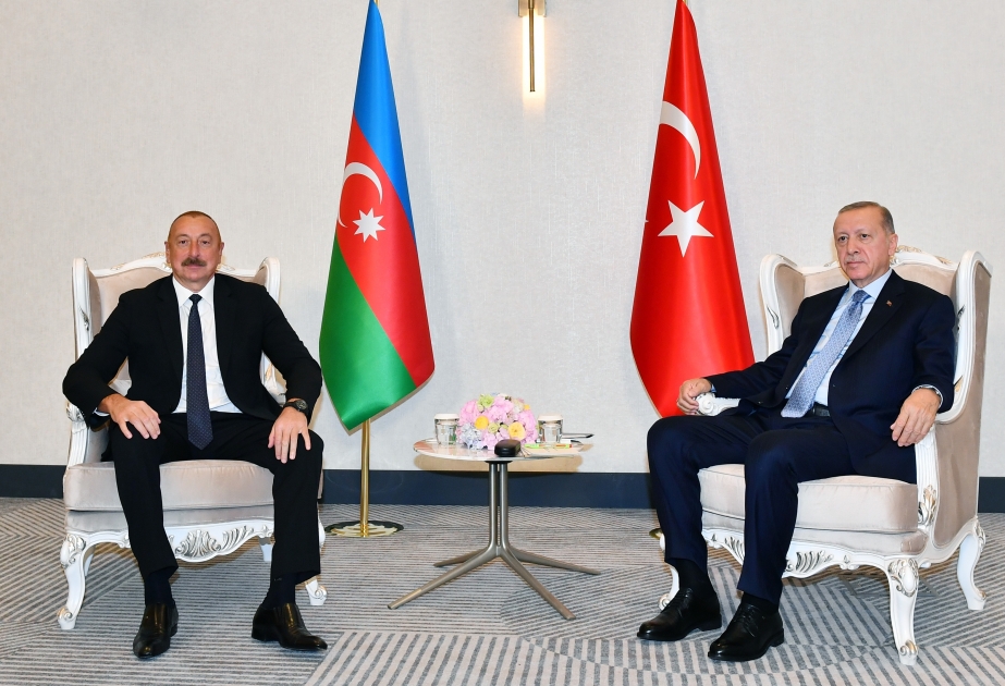 Samarkand: Präsident Ilham Aliyev trifft Präsident der Republik Türkiye Recep Tayyip Erdogan VIDEO