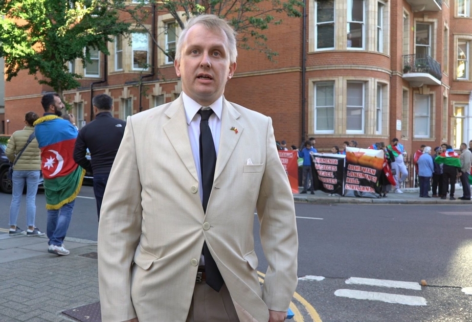 Британский политический обозреватель присоединился к акции протеста, проведенной перед посольством Армении в Лондоне