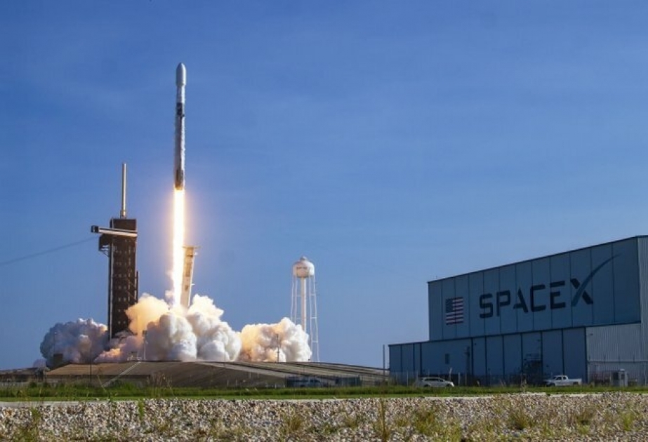 “SpaceX” kompaniyası internet peyklərin yeni qrupunu orbitə çıxarıb VİDEO