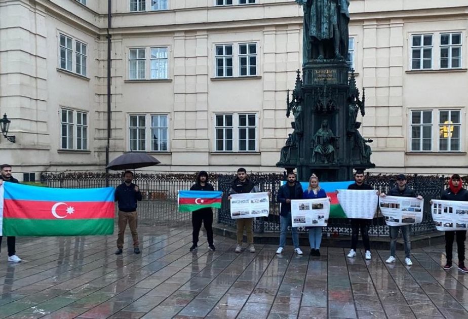 В Праге азербайджанская община провела пикет