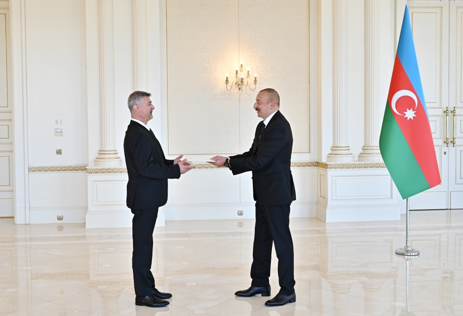 Präsident Ilham Aliyev empfängt neuen ungarischen Botschafter zur Entgegennahme seines Beglaubigungsschreibens VIDEO