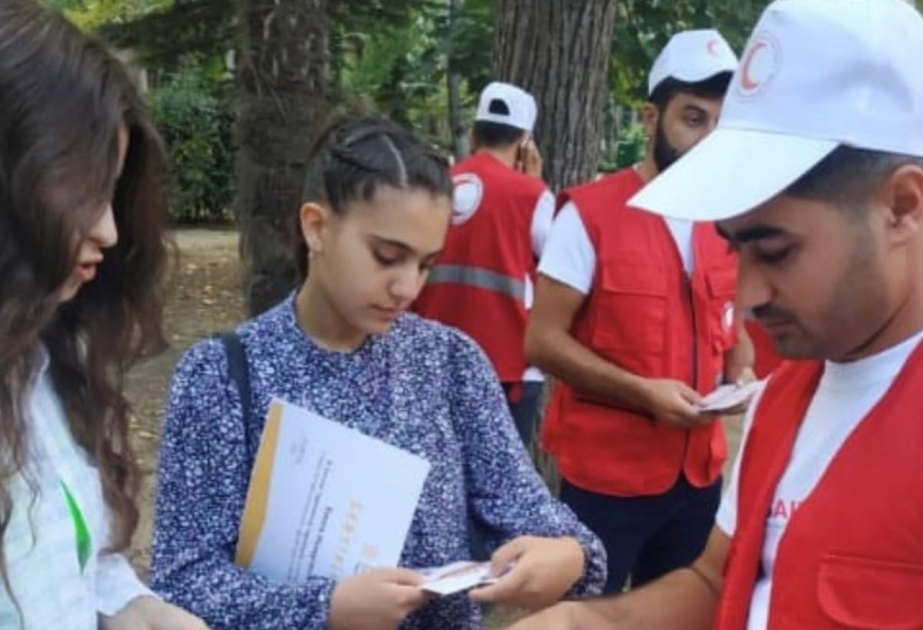 İSİM tərəfindən hazırlanaraq nəşr edilən maarifləndirici materiallar Gəncə sakinlərinə paylanılıb