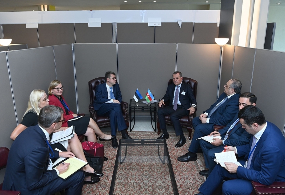 مناقشة علاقات التعاون الثنائي بين اذربيجان واستونيا