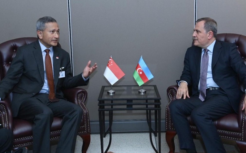 讨论扩大阿塞拜疆和新加坡双边伙伴关系的前景