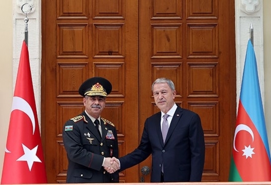 Los ministros de Defensa de Azerbaiyán y Türkiye mantienen una conversación telefónica