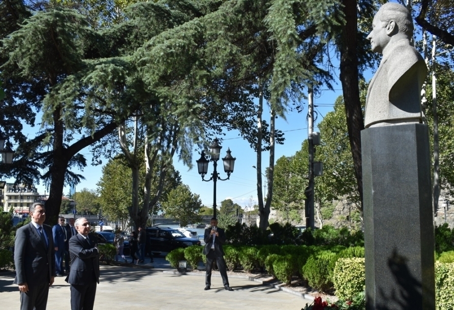 Fiscal general de Azerbaiyán visita el monumento a Heydar Aliyev en Tiflis
