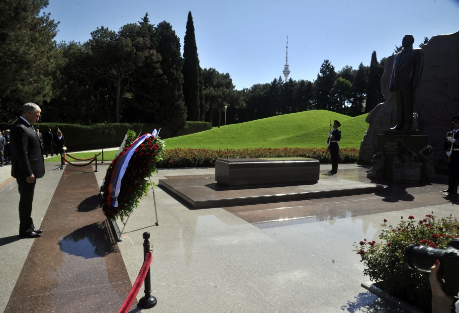 Chairman of Russian State Duma pays respect to national leader Heydar Aliyev and Azerbaijani heroes