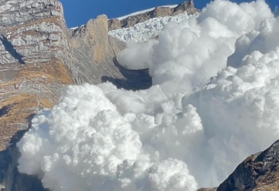 5 человек пострадали при сходе лавины на горе Манаслу в Непале