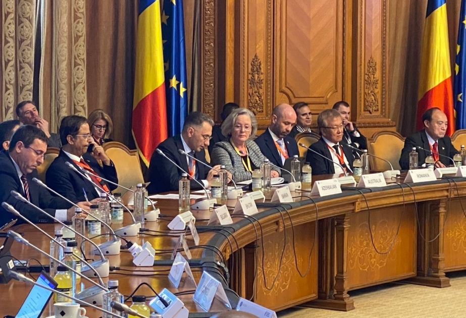 Ministro azerbaiyano participa en una mesa redonda internacional