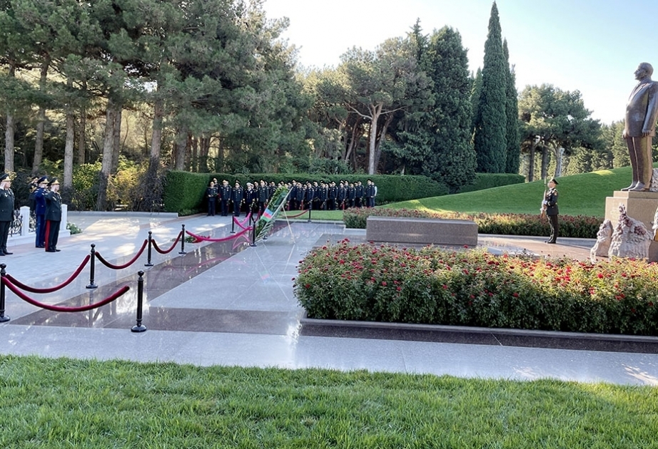 La dirección del Ministerio de Defensa de Azerbaiyán visita el Callejón de Honor y el II Callejón de los Mártires