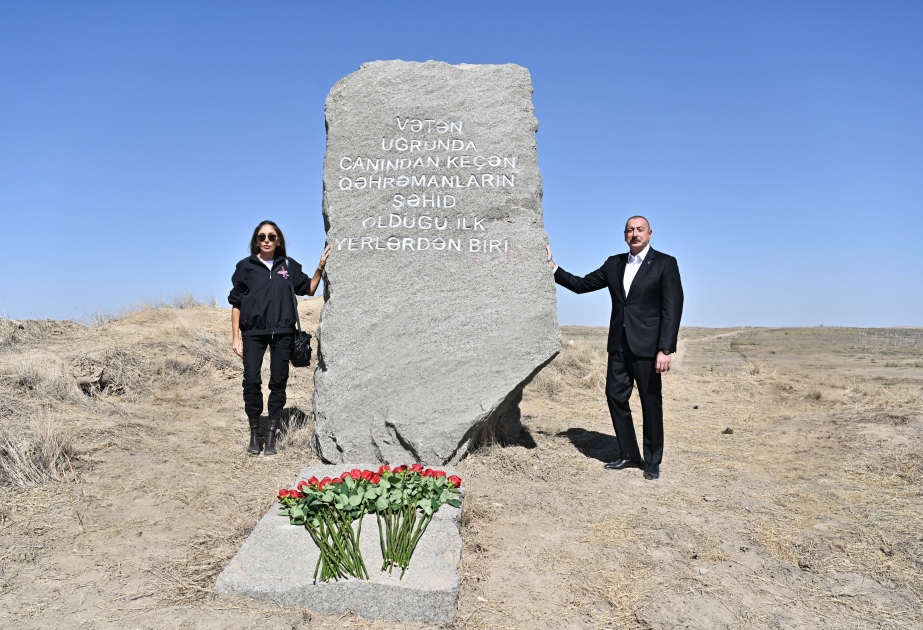 Déplacement du président Ilham Aliyev et de son épouse Mehriban Aliyeva dans la région de Fuzouli Le président de la République et la première dame observent une minute de silence en hommage aux martyrs azerbaïdjanais VIDEO