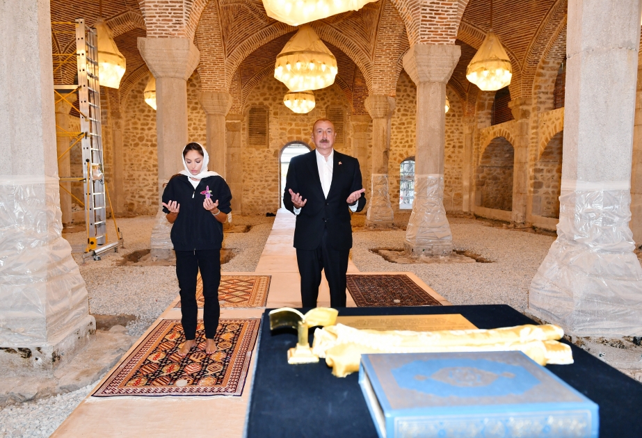 Choucha : Ilham Aliyev et Mehriban Aliyeva visitent la mosquée Youkhary Gövher Agha VIDEO