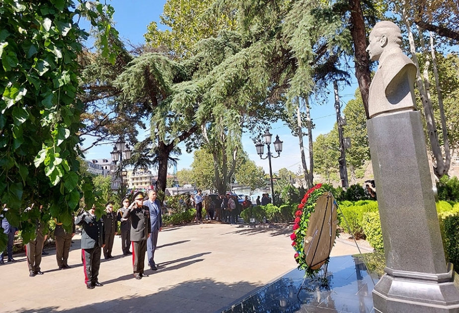 Azərbaycan Ordusunun Baş Qərargah rəisi Tbilisidə Ulu Öndərin abidəsini ziyarət edib