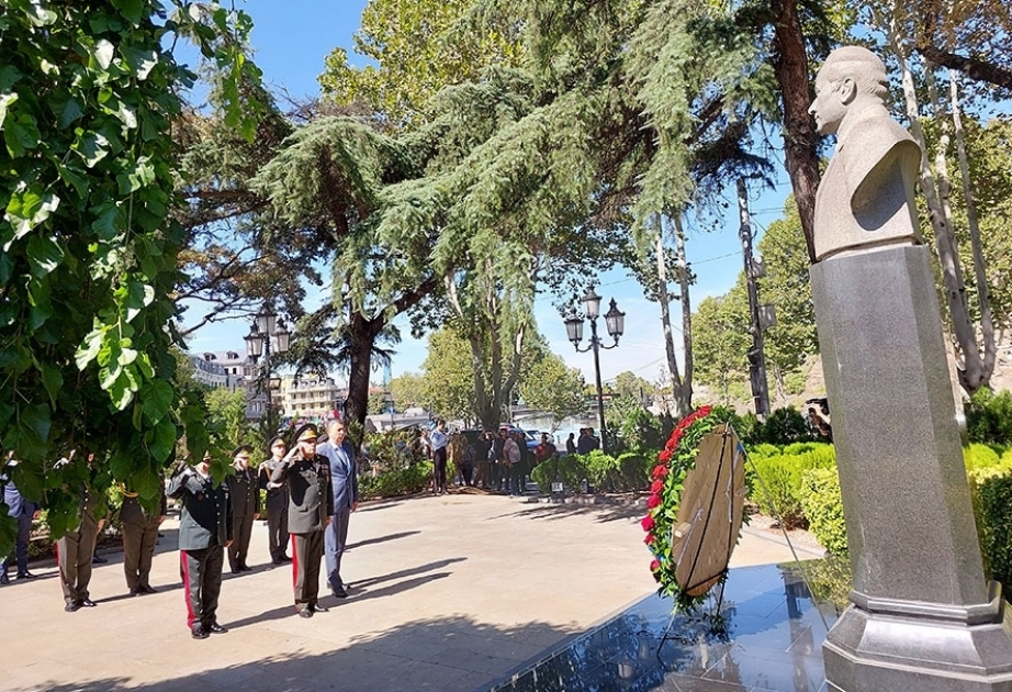 Chief of General Staff of Azerbaijan Army visits monument to national leader Heydar Aliyev in Tbilisi