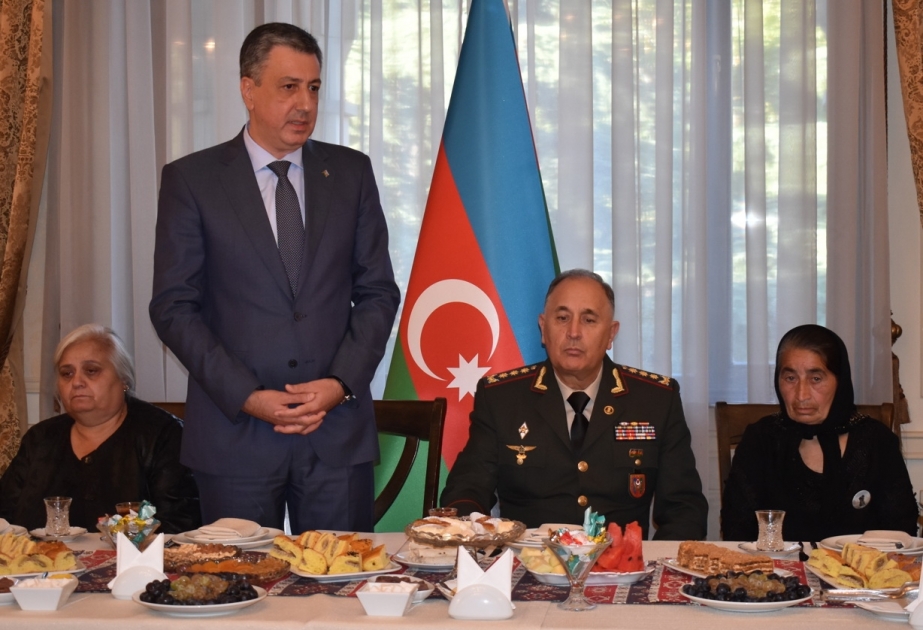 Azərbaycan Ordusunun Baş Qərargah rəisi Tbilisidə şəhid ailələri ilə görüşüb