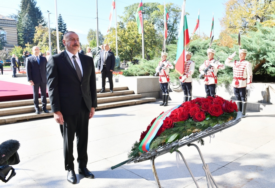 El Presidente de Azerbaiyán visita la Tumba del Soldado Desconocido en Bulgaria