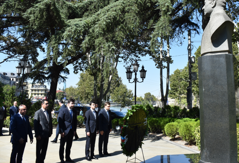 Head of Baku City Executive Authority visits monument to national leader Heydar Aliyev in Tbilisi