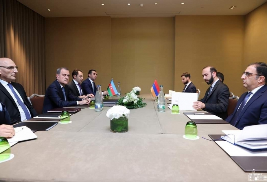 Bilaterales Treffen zwischen den Außenministern Aserbaidschans und Armeniens