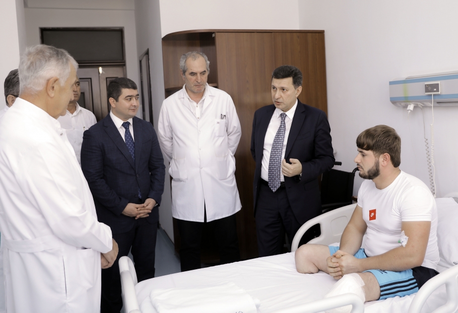 Rektor Gəray Gəraybəyli Azərbaycan Tibb Universitetinin klinikasında müalicə alan qazini ziyarət edib