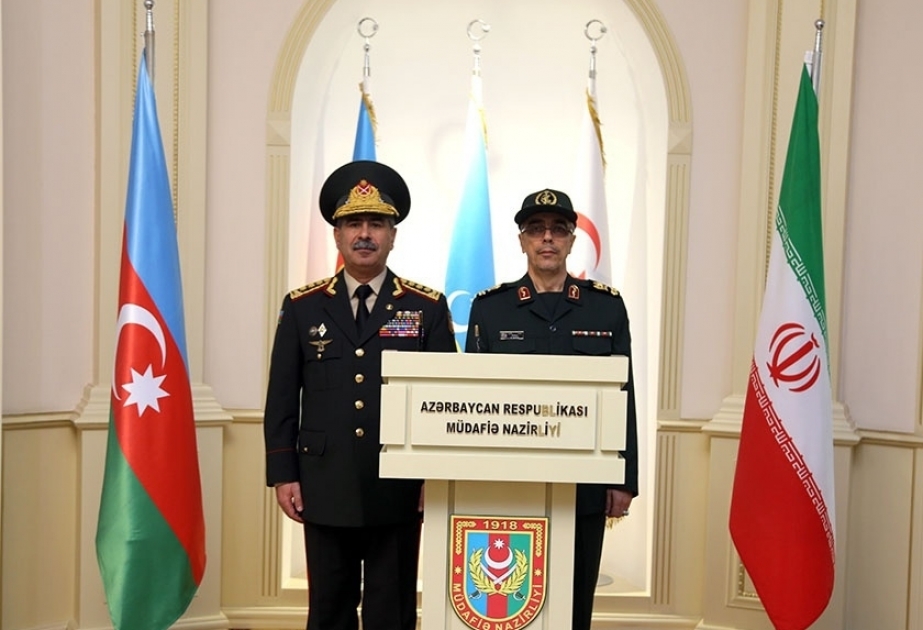 Ministro de Defensa de Azerbaiyán y el jefe del Estado Mayor de las Fuerzas Armadas de Irán mantienen una conversación telefónica