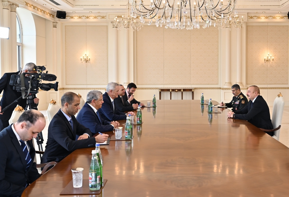 El Presidente Ilham Aliyev recibió al Ministro de Defensa de Israel