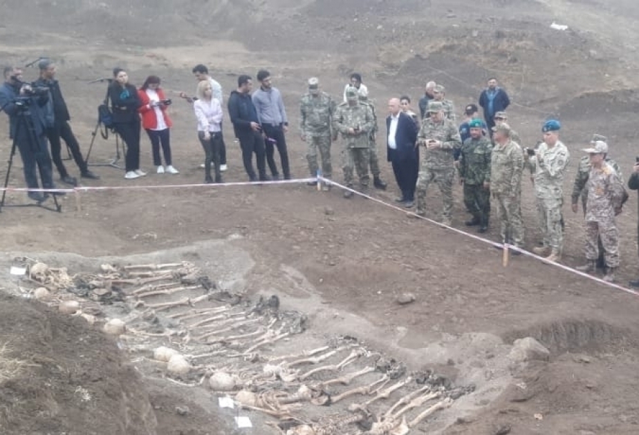 Los Agregados militares extranjeros en Azerbaiyán inspeccionan la fosa común hallada en la aldea de Edilli