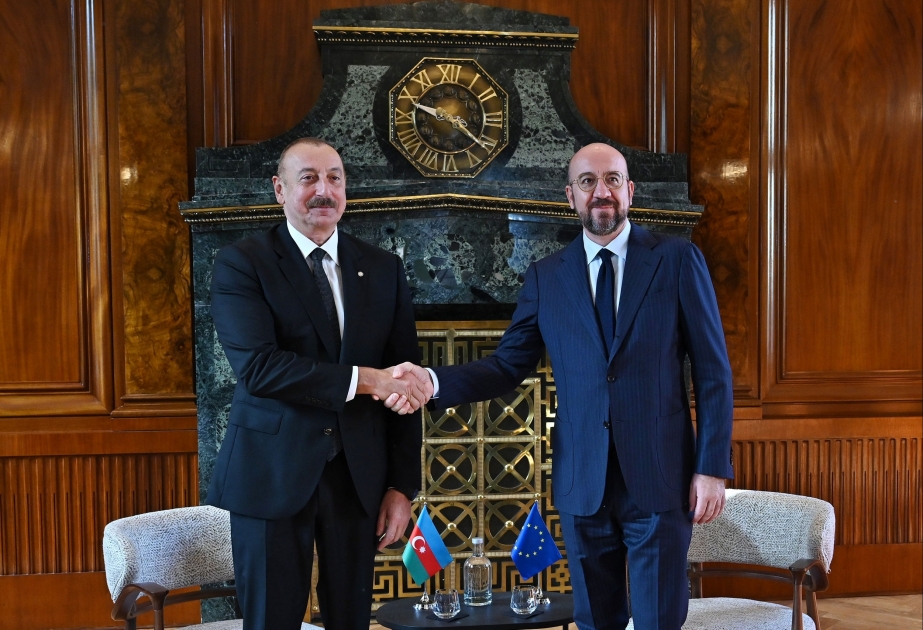 Präsident Ilham Aliyev und EU-Ratspräsident Charles Michel treffen sich in Prag VIDEO