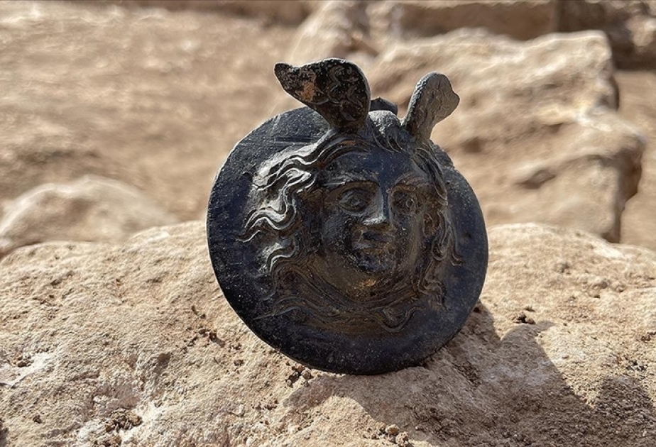 Archaeologists unearth 1,800-year-old military medal in southeastern Türkiye