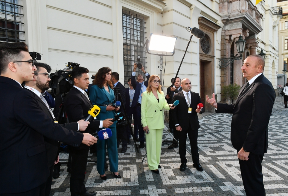 Präsident Ilham Aliyev gibt aserbaidschanischen Fernsehsendern in Prag Interview VIDEO