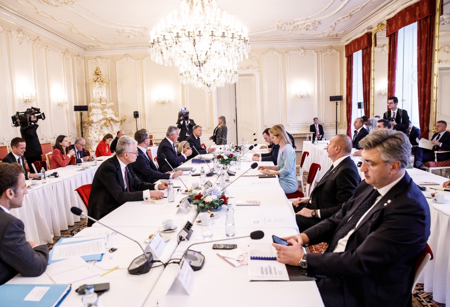 Runder Tisch zum Thema “Frieden und Sicherheit in Europa“ in Prag VIDEO
