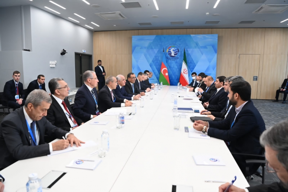Aserbaidschanischer Ministerpräsident trifft Ersten Iranischen Vizepräsidenten in Moskau