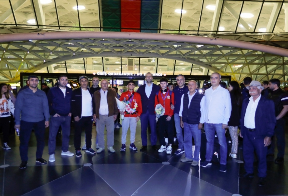 Avropa birinciliyində beş medal qazanan Azərbaycan boksçuları Vətənə qayıdıb