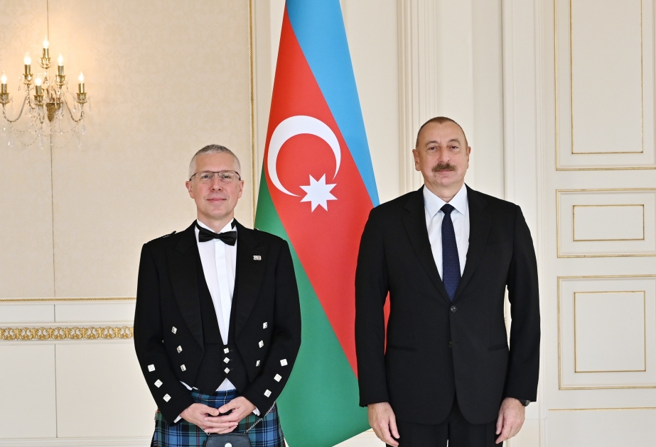 Präsident Ilham Aliyev empfängt neuen Botschafter des Vereinigten Königreichs Großbritannien und Nordirland zur Entgegennahme seines Beglaubigungsschreibens VIDEO