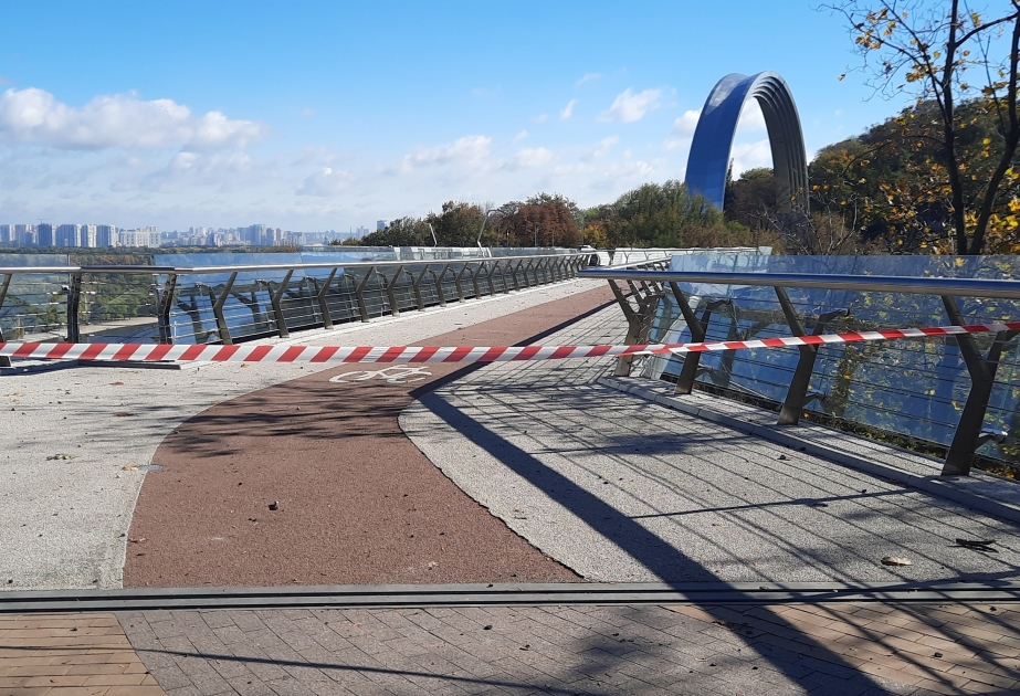 В результате ракетного удара нанесен урон стратегическому пешеходному мосту в Киеве