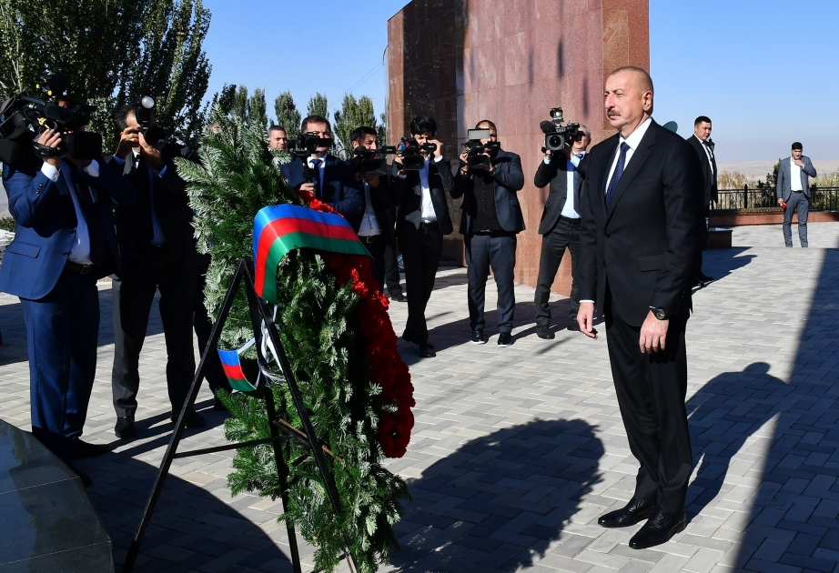 Le président Ilham Aliyev visite le Complexe commémoratif national Ata-Beyit à Bichkek VIDEO