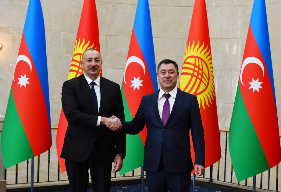 Se celebró la ceremonia oficial de bienvenida al presidente de Azerbaiyán en Bishkek