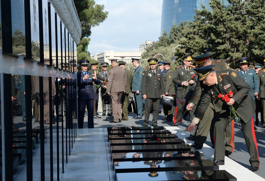 MDB iştirakçı dövlətlərinin yüksək rütbəli hərbi nümayəndələri Şəhidlər xiyabanını ziyarət edib