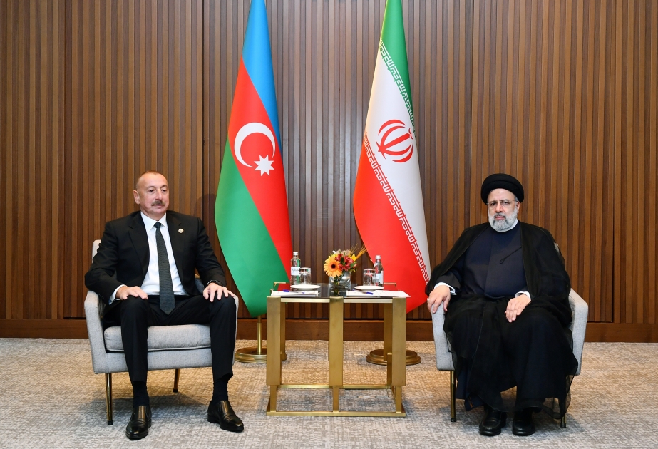 Aserbaidschans Präsident Ilham Aliyev trifft iranischen Präsidenten Seyyed Ebrahim Raisi in Astana VIDEO