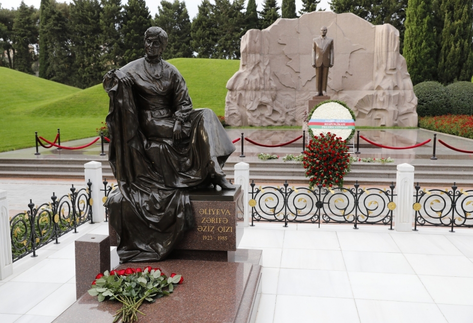 Коллектив ЗАО «Азербайджанские железные дороги» посетил могилу великого лидера Гейдара Алиева и Шехидляр хиябаны