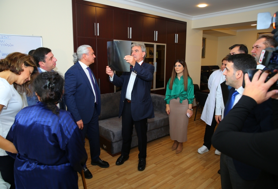 İtaliyalı mütəxəssis tərəfindən ödənişsiz olaraq ağır endoprotez əməliyyatları icra edilib