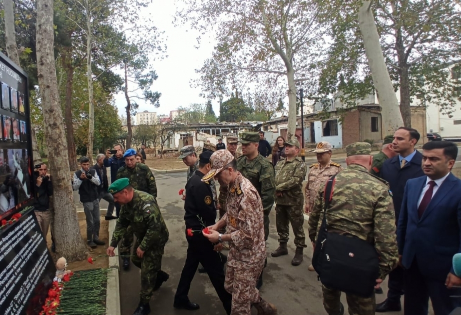 Agregados militares de países extranjeros conmemoran a las víctimas del terrorismo armenio en Ganja