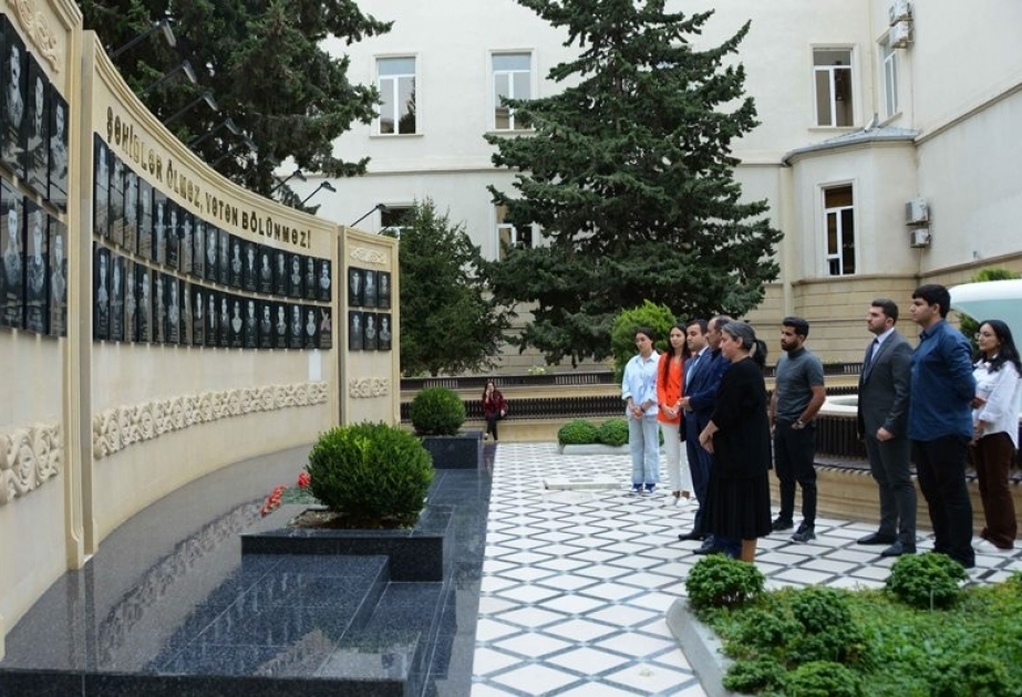 Диплом выпускника UNEC шехида Фархада Фархадлы вручен его семье