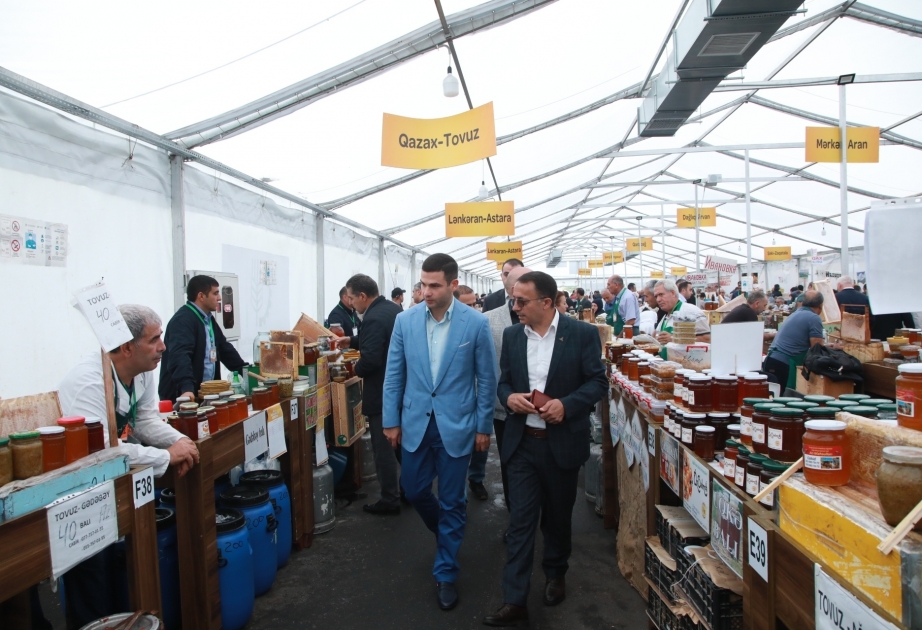 Los representantes de KOBIA visitan la feria apícola