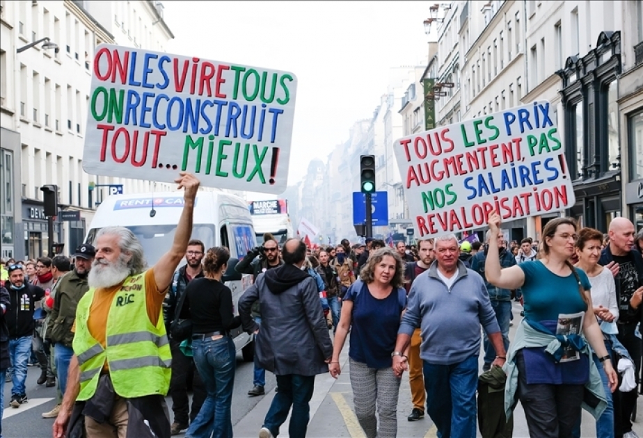 Más de 140.000 personas se unen a protestas en París contra el aumento del costo de vida
