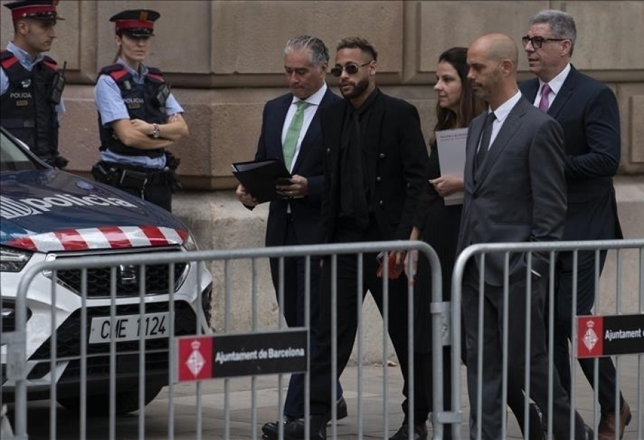 Neymar llega al tribunal de Barcelona para ser juzgado por cargos de corrupción y fraude