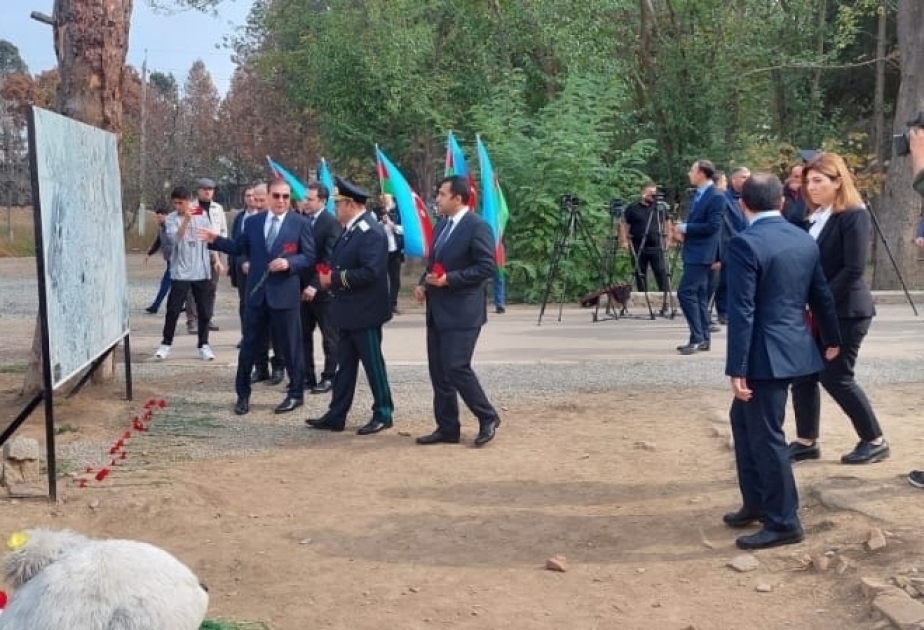 Diplomáticos extranjeros honran la memoria de las víctimas del ataque con cohetes en Ganja