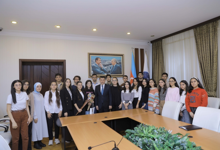 Rektor Gəray Gəraybəyli Prezident təqaüdçüsü olan tələbələrlə görüşüb