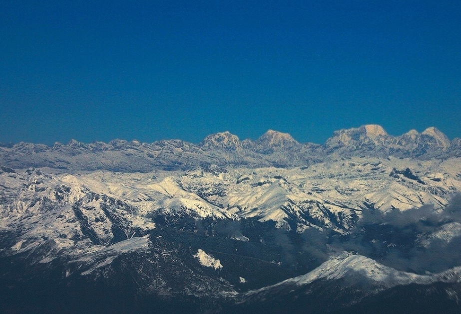 Nepal’s Sagarmatha National Park – majestically scenic mountain park of snow-covered peaks, gorges and glaciers dominated by world’s highest peak
