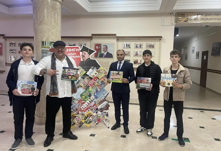 В средней школе открылся небольшой книжный стеллаж Бахрама Багирзаде